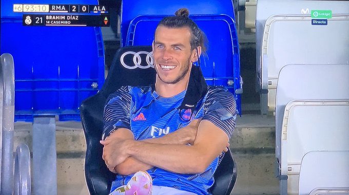 Gareth Bale znów się bawi na ławce rezerwowych. Obserwował mecz przez lornetkę z papieru toaletowego [ZDJĘCIE]