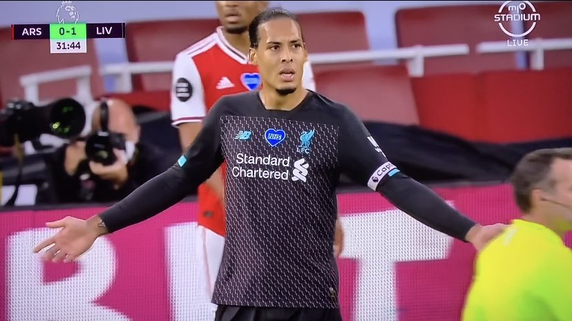 Liverpool przegrał z Arsenalem. Van Dijk i Alisson sprezentowali dwa gole rywalom [WIDEO]