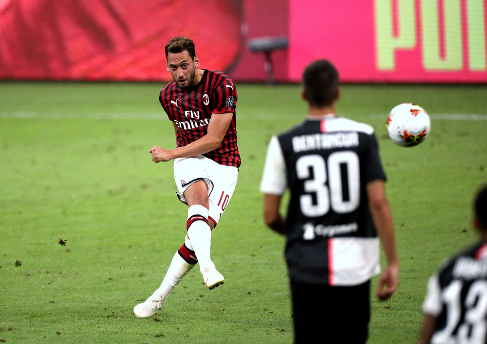 Hakan Calhanoglu odchodzi z AC Milan. Piłkarz potwierdził kontrowersyjny transfer. "Doszedłem do porozumienia"