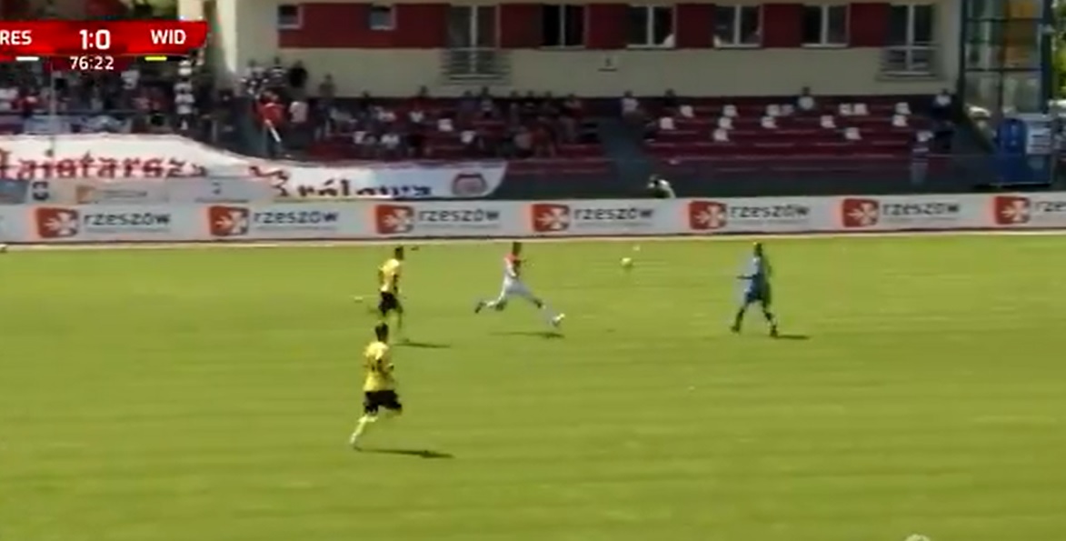 Widzew Łódź znów zawiódł. Czerwona kartka dla bramkarza. Zagrał "w stylu Zagumnego" [WIDEO]