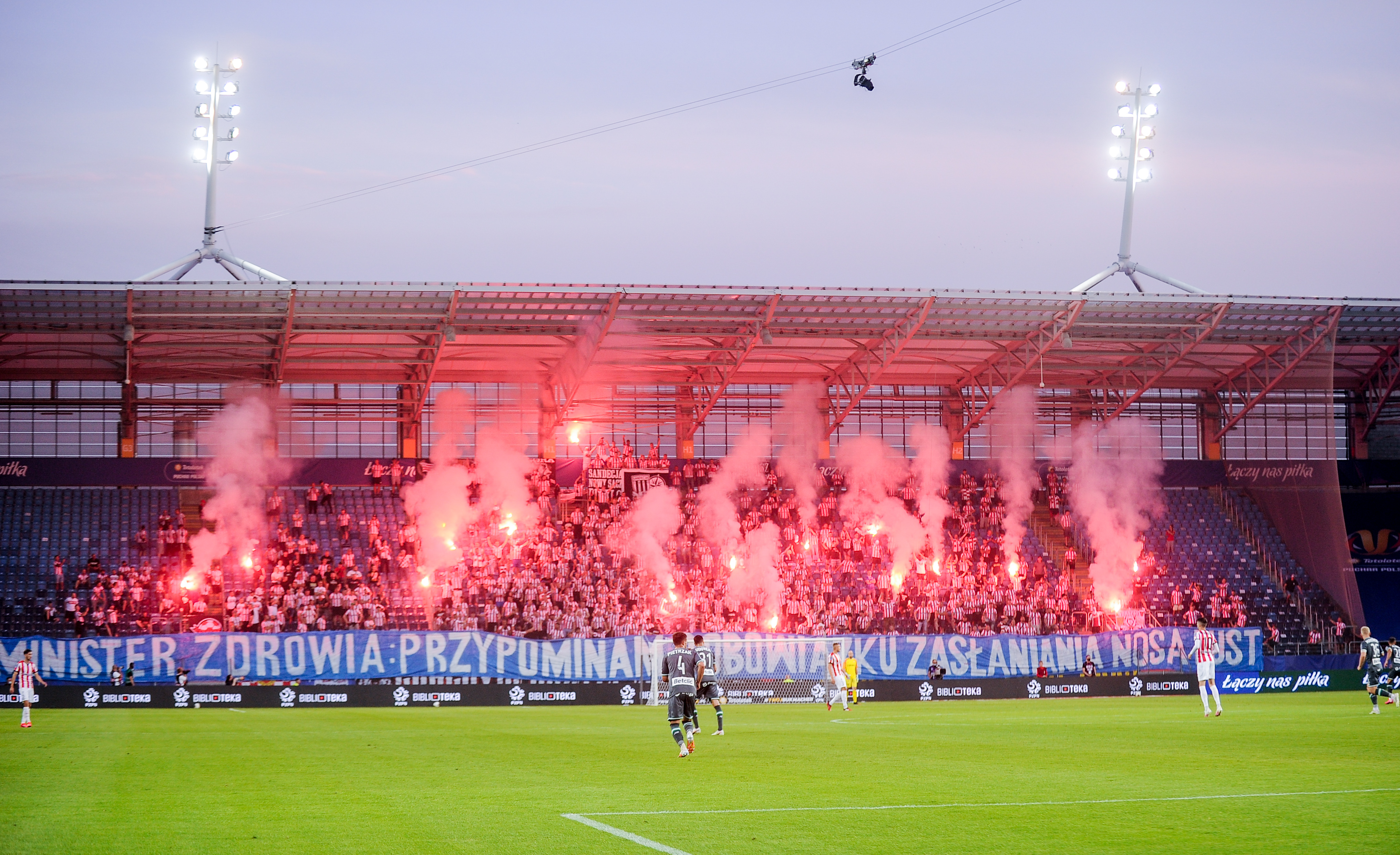 Niezwykła oprawa kibiców Cracovii w finale Pucharu Polski. Wykorzystali podobiznę ministra zdrowia [WIDEO]