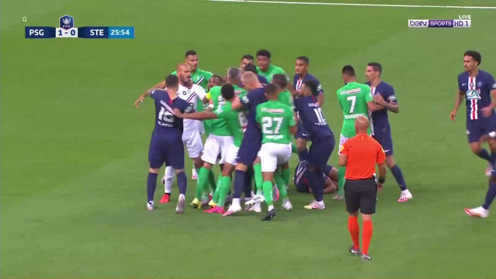 Kylian Mbappe kontuzjowany! Brutalny faul na piłkarzu PSG. "Wjazd na złamanie nogi" [WIDEO]