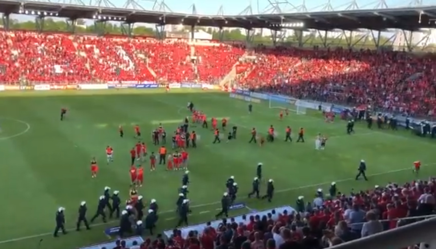Skandaliczne sceny po awansie Widzewa Łódź do 1 Ligi! Kibole wtargnęli na boisko, uderzyli piłkarza [WIDEO]