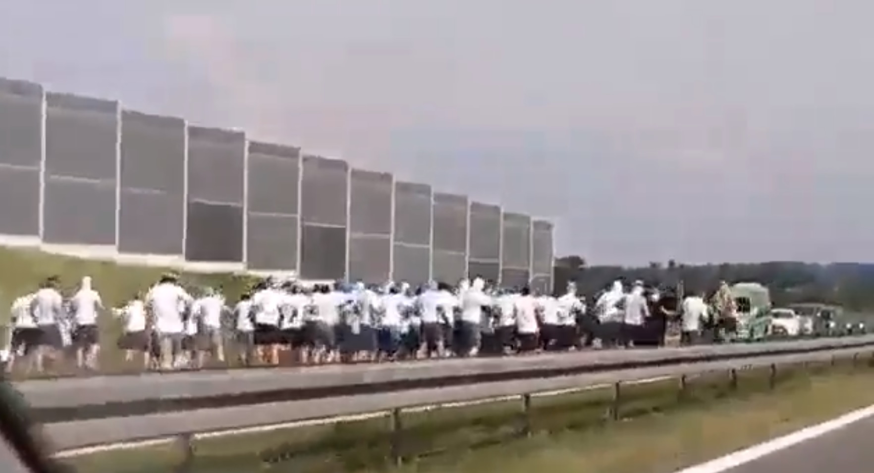 Ustawka pseudokibiców na autostradzie A4. Zablokowali przejazd w jedną stronę [WIDEO]