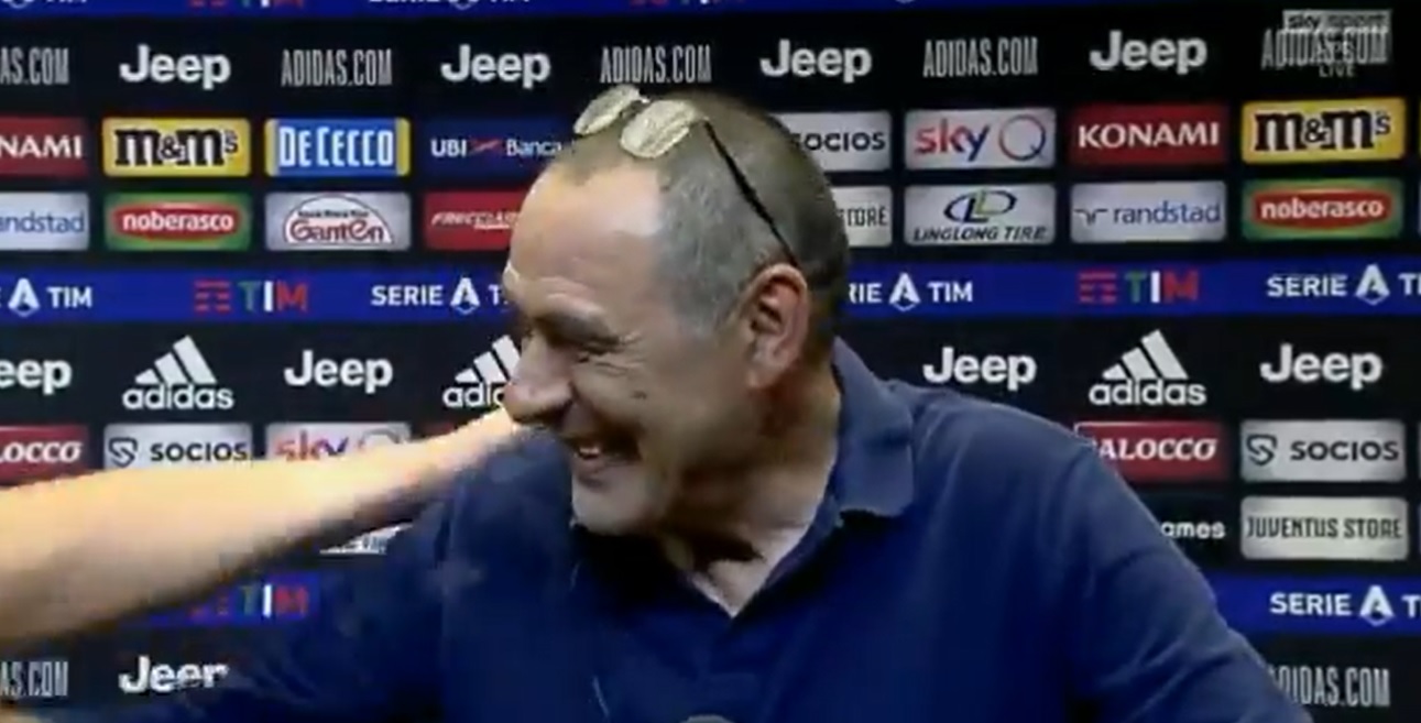 Tak świętował Juventus! Szczęsny dał Sarriemu odpalonego papierosa podczas wywiadu. "Zasłużyłeś" [WIDEO]