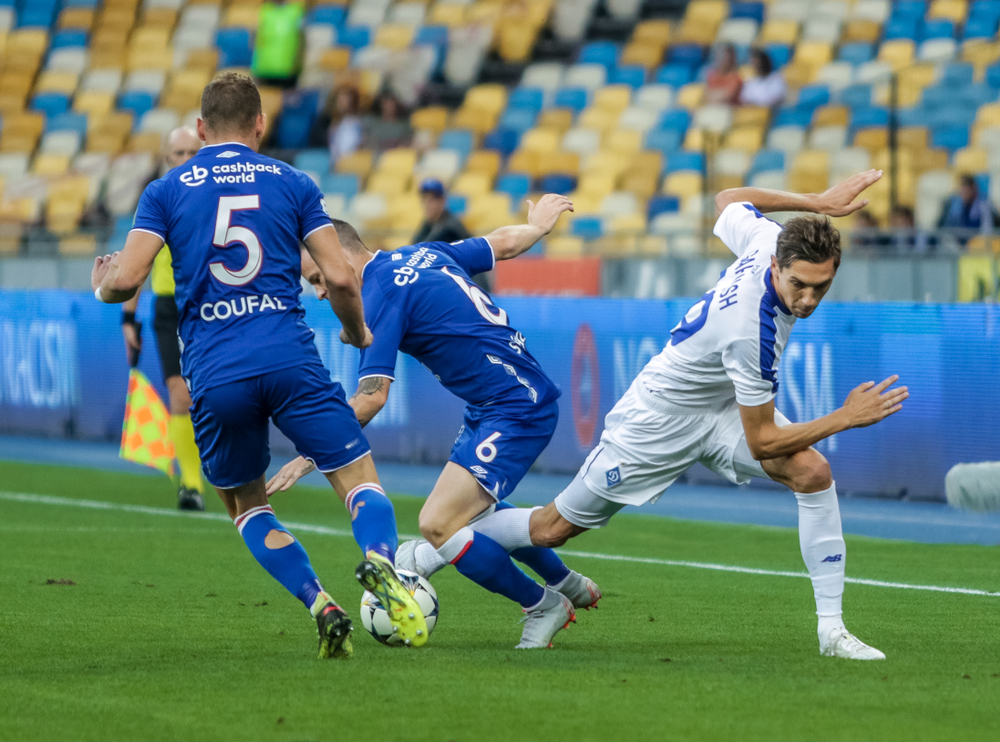 Media: Lech Poznań walczy o nowego pomocnika. Oferuje okrągły milion euro