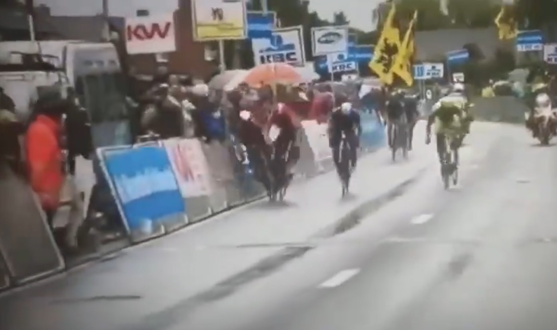 Dylan Groenewegen spowodował fatalną kraksę, a pięć lat temu sam ucierpiał w podobnym wypadku [WIDEO]