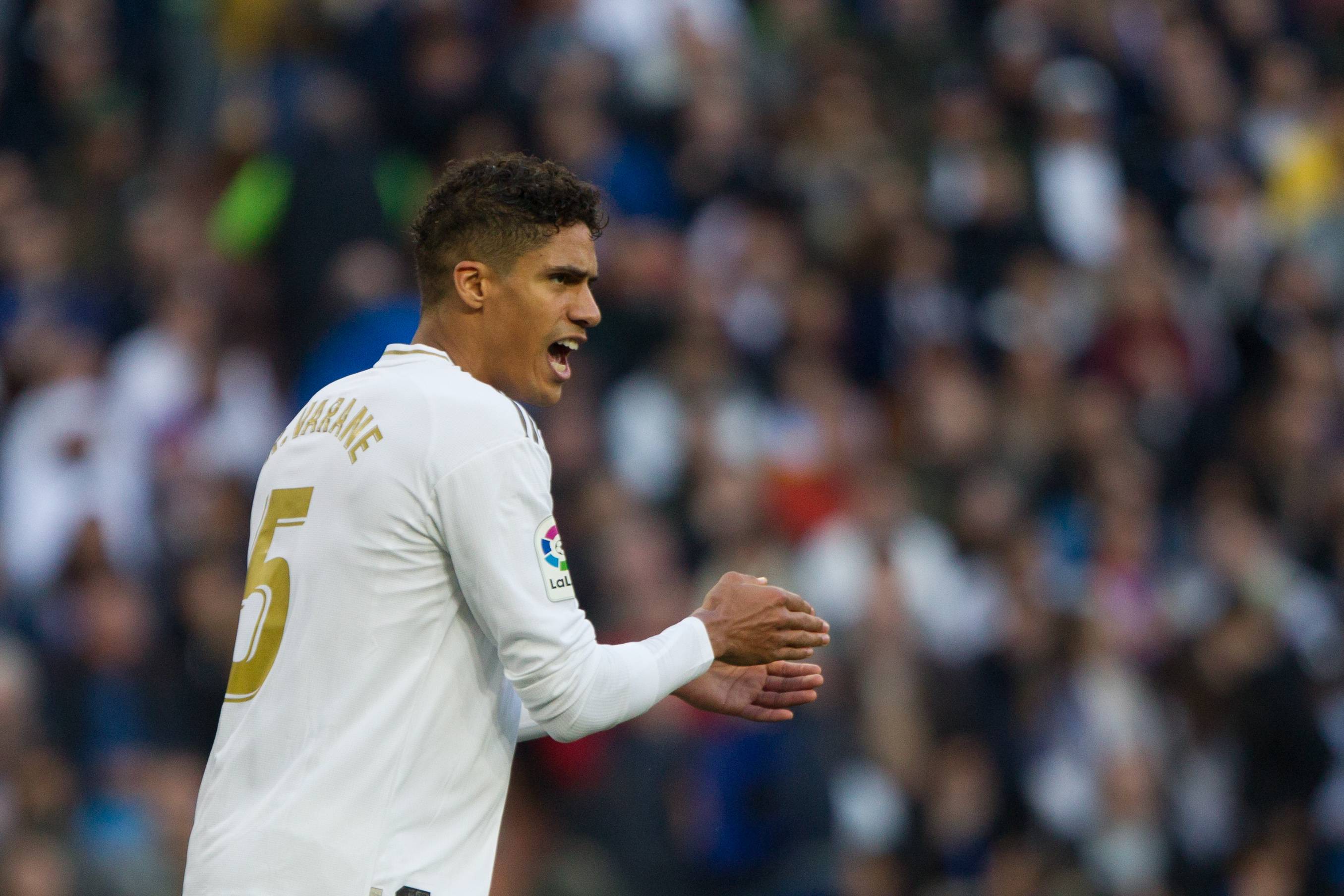Media: Raphael Varane dogadał się z nowym klubem. Zarobi dwukrotnie więcej niż w Realu Madryt