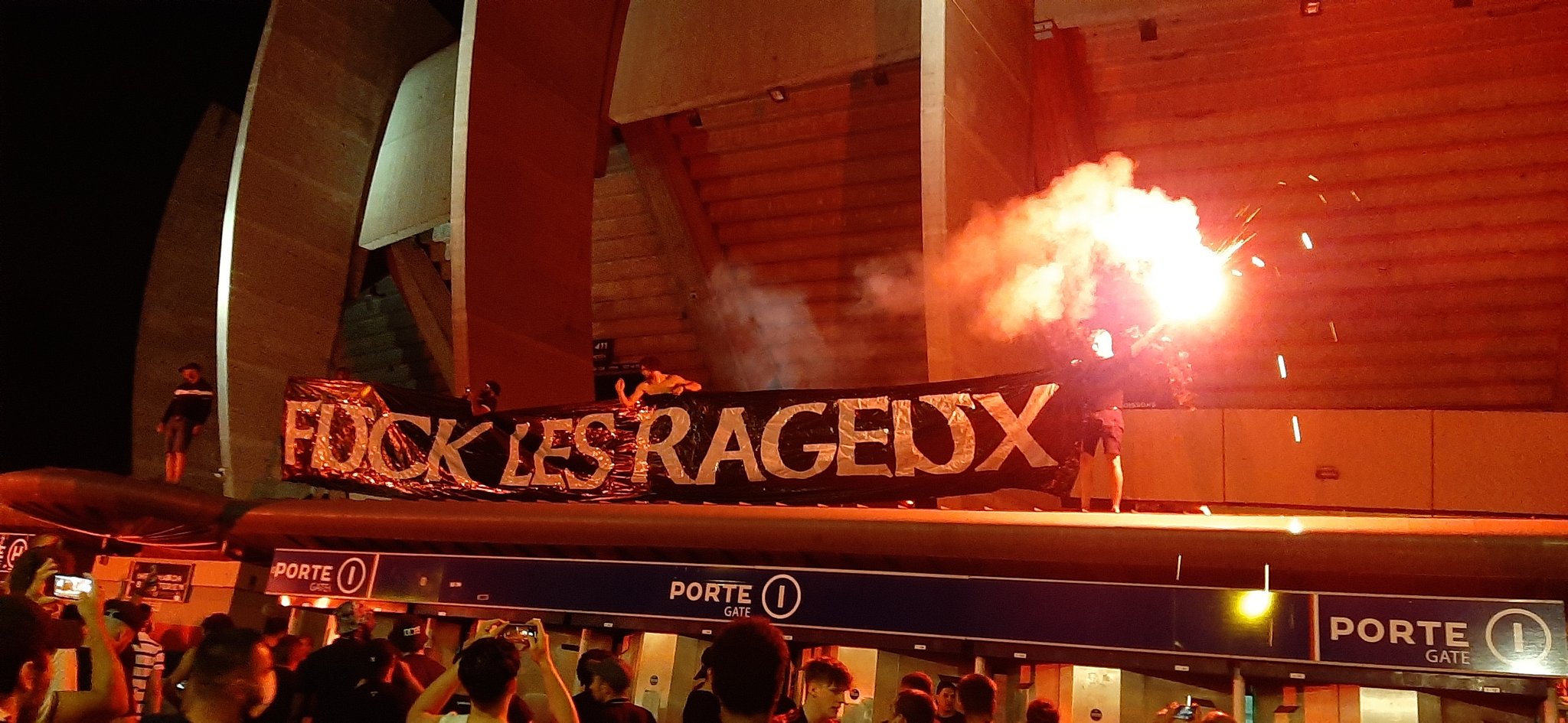 Tak kibice PSG świętowali awans do półfinału Ligi Mistrzów. Race, chóralne śpiewy, tłumy pod stadionem [WIDEO]