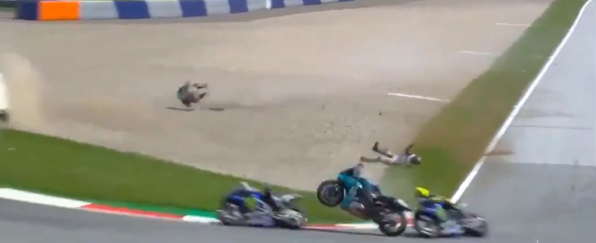 Chwile grozy w MotoGP. Valentino Rossi cudem uniknął koszmarnego wypadku. Mogło dojść do tragedii! [WIDEO]