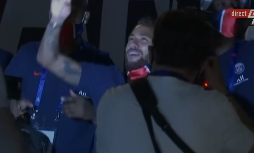 Tak piłkarze PSG świętowali awans do finału Ligi Mistrzów. Neymar szalał z głośnikiem [WIDEO]