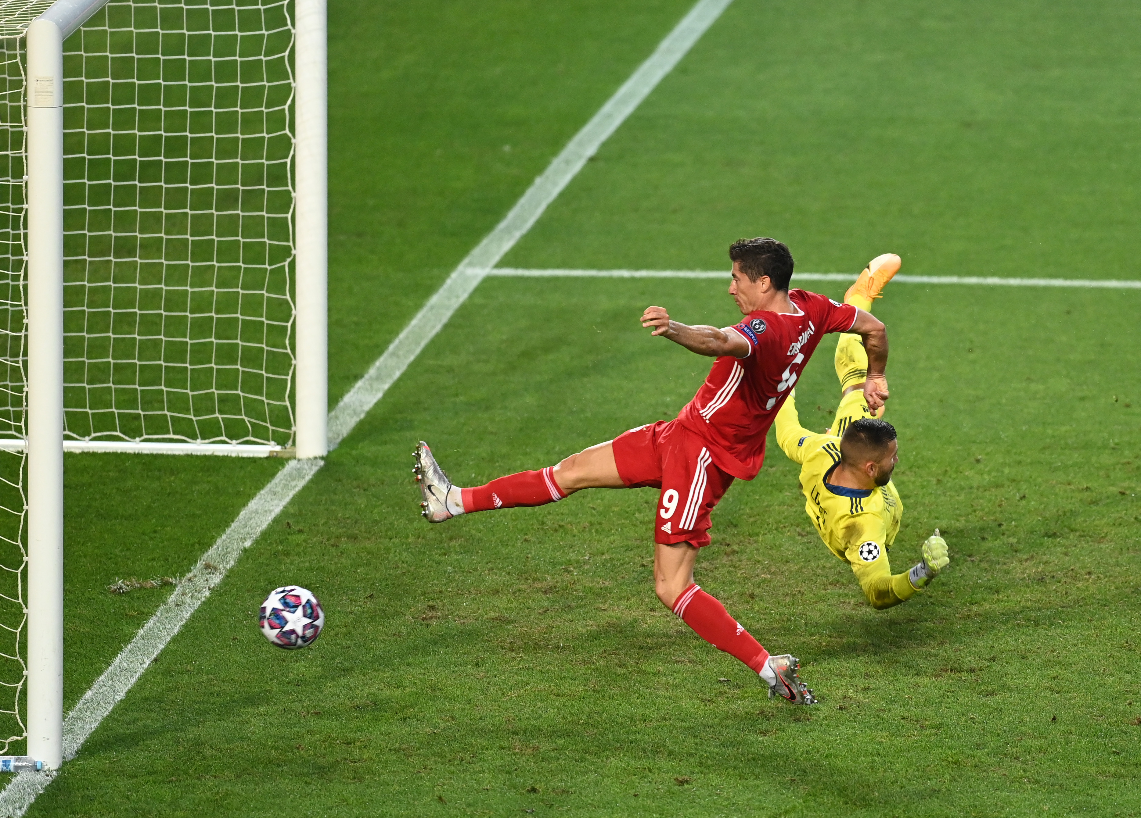 Lewandowski w cieniu Gnabry’ego, Bayern z taką obroną może mieć problemy z PSG. Co wiemy po drugim półfinale?