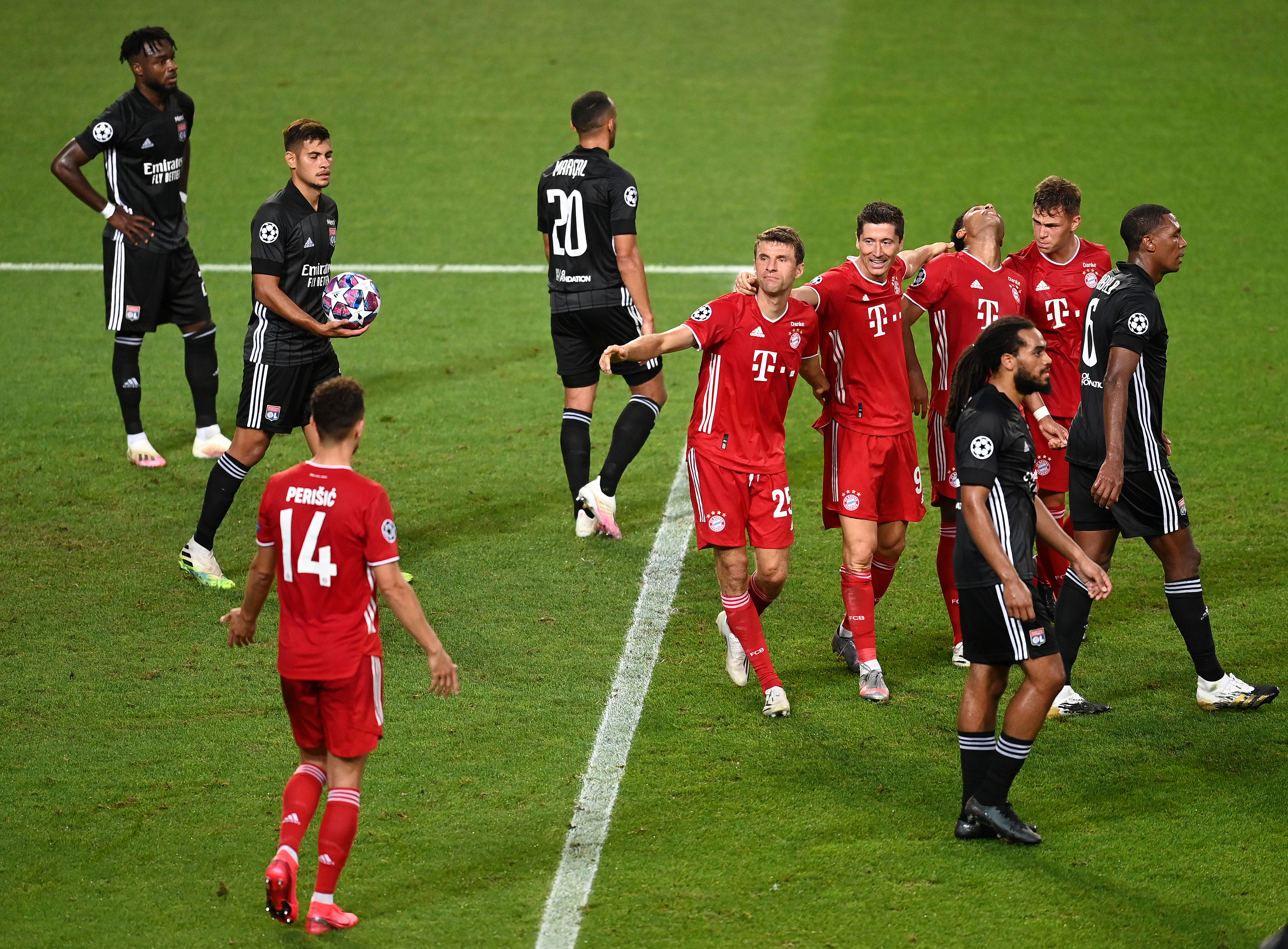 Twitter komentuje finał Ligi Mistrzów. "Ktoś podmienił Mbappe. Król Lewy"
