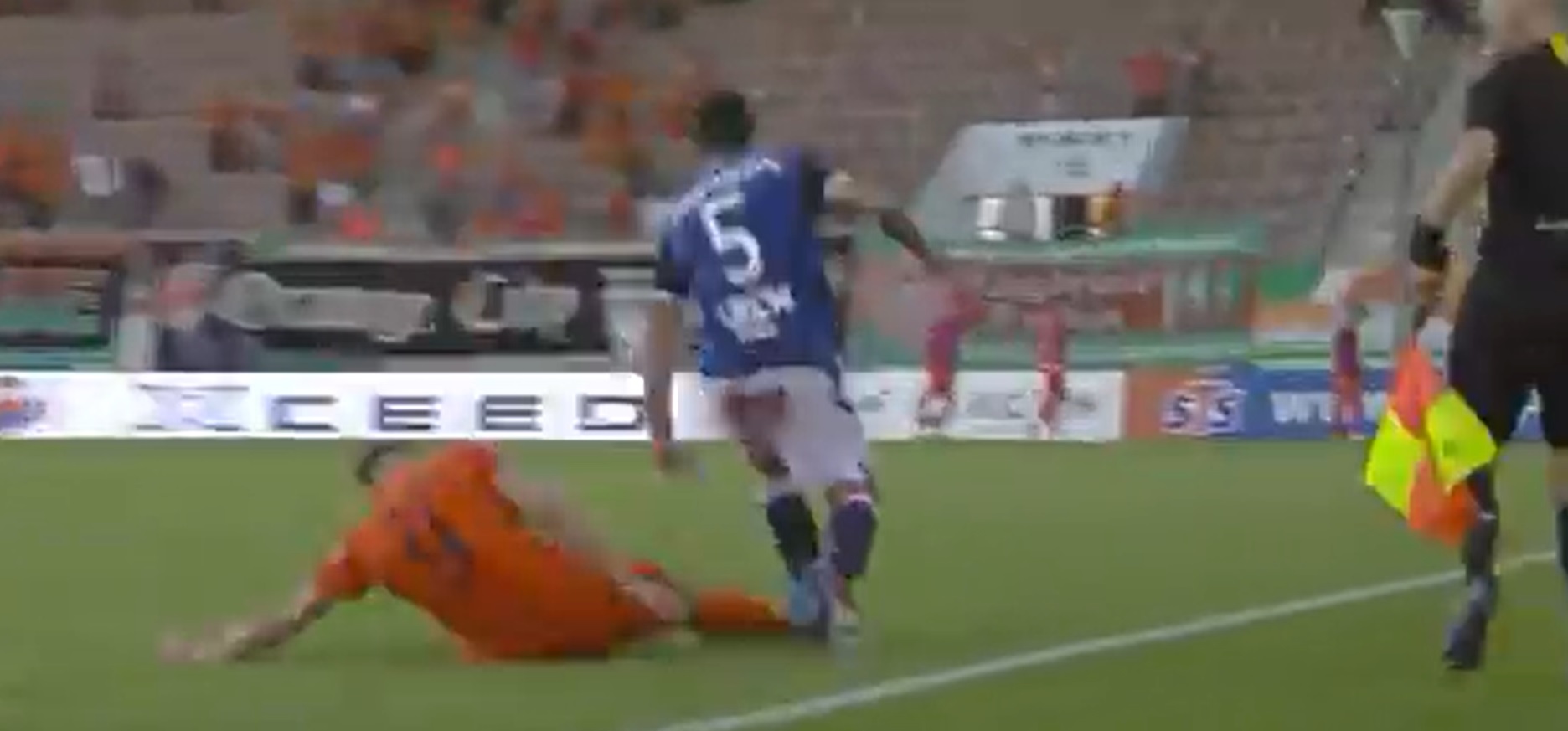 Brutalny faul i żałosna symulacja piłkarza Zagłębia. Spory błąd sędziego. "Trzeba urwać Achillesa?" [WIDEO]