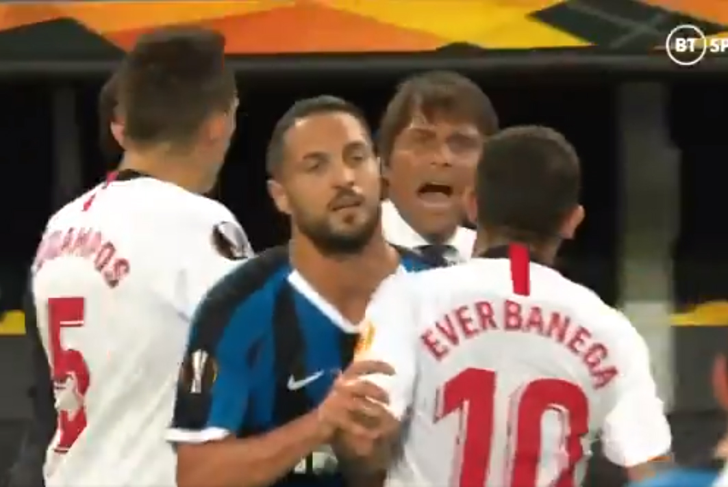 Ever Banega sprowokował Antonio Conte. "Pokaż, czy ta peruka jest prawdziwa" [WIDEO]