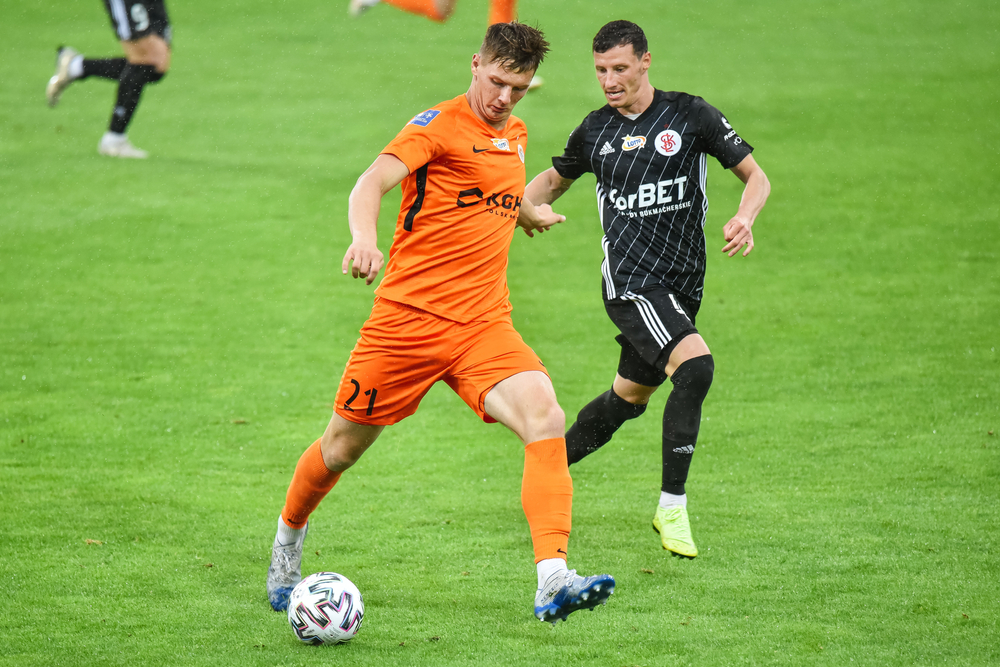 Problemy Bartosza Białka w VfL Wolfsburg, klub chce sprowadzić mu tłumacza. "Porozumiewa się tylko na migi"