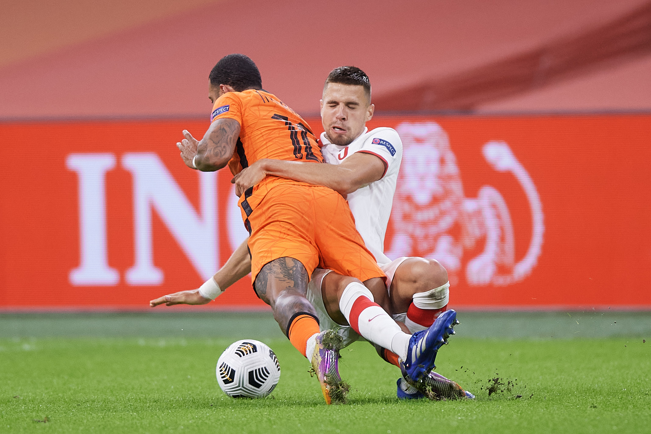 Memphis Depay podsumował postawę Polaków. "Byli irytujący. Cały czas kopali po kostkach zamiast grać"
