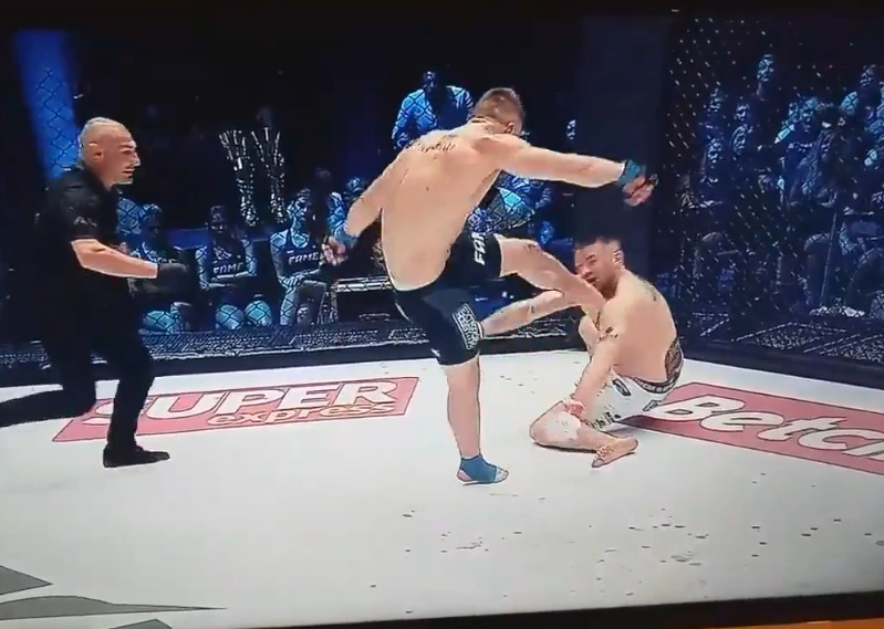 Koszmarne kopnięcie na gali FAME MMA 7. Walczył z pękniętą czaszką. "Najwyżej umrę" [WIDEO]