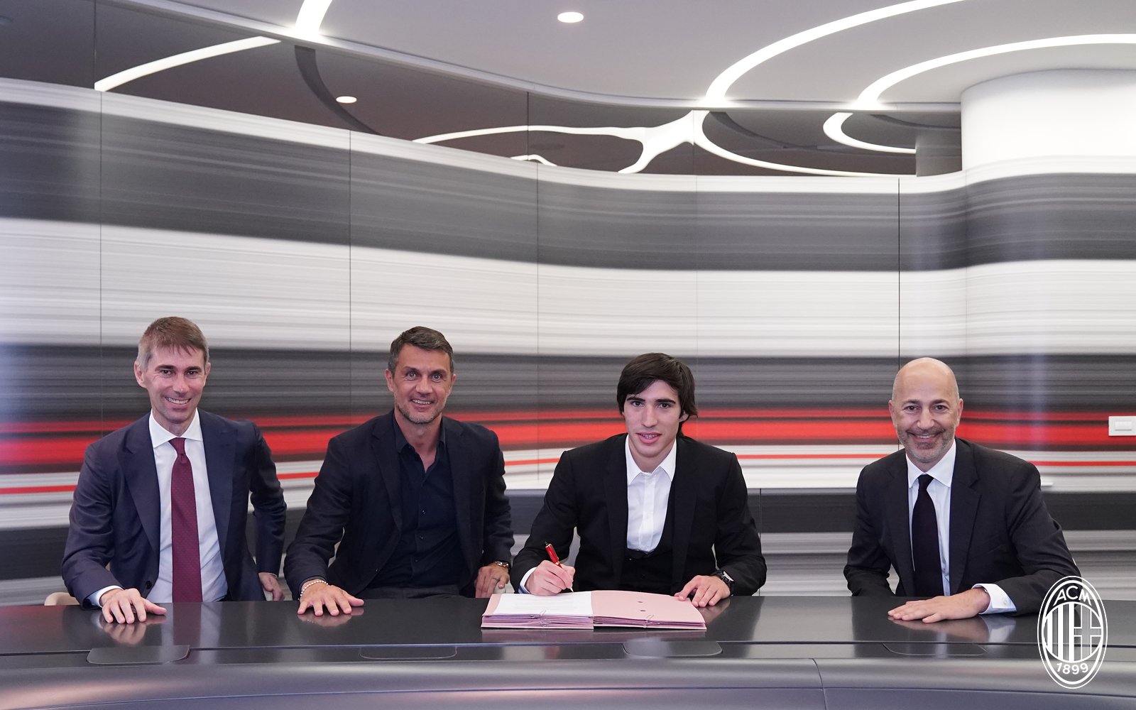 AC Milan pozyskał wielki talent. "Rossoneri" oficjalnie ogłosili transfer pomocnika