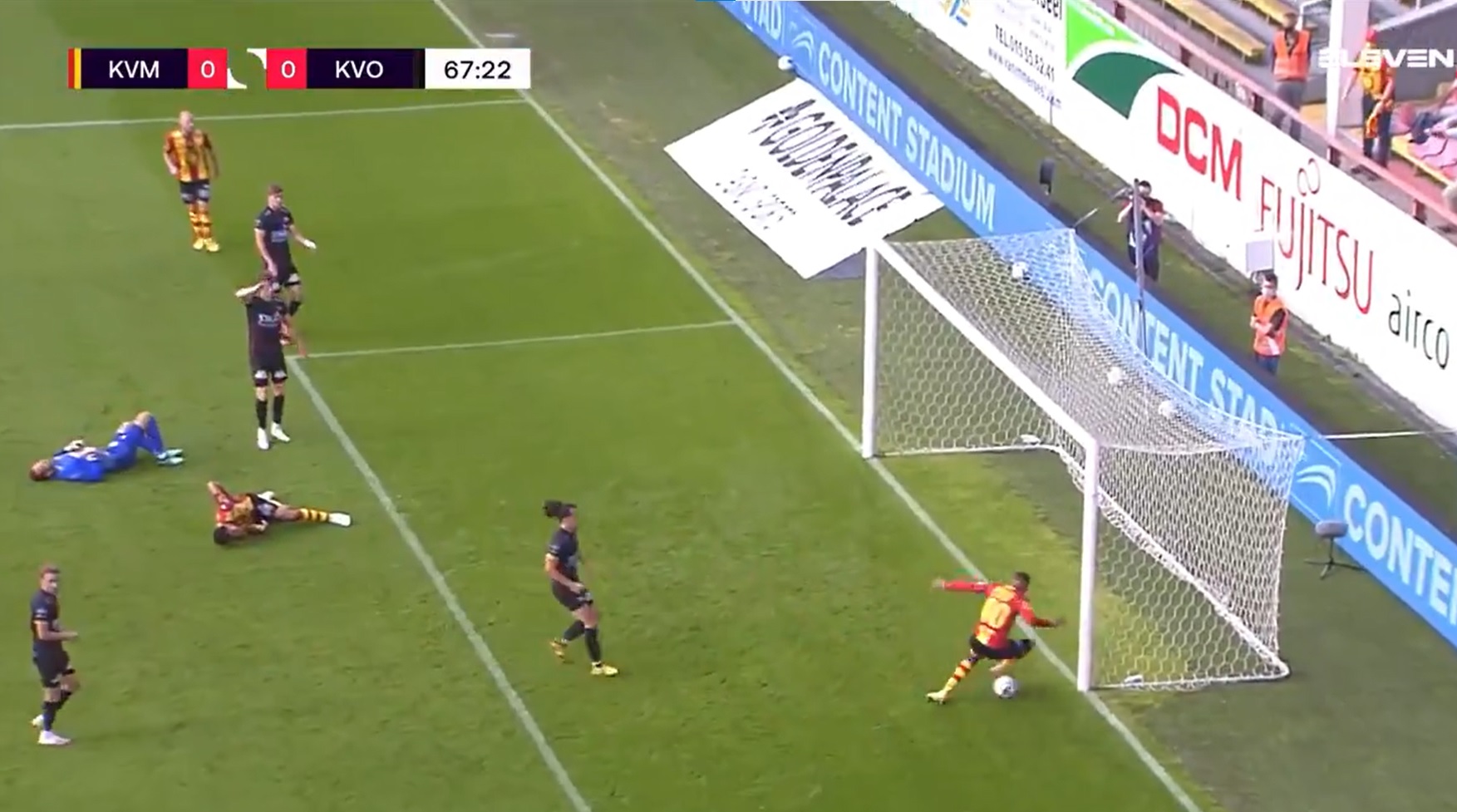 Kiks roku w lidze belgijskiej! Stał pół metra przed pustą bramką, ale nie trafił do siatki [WIDEO]