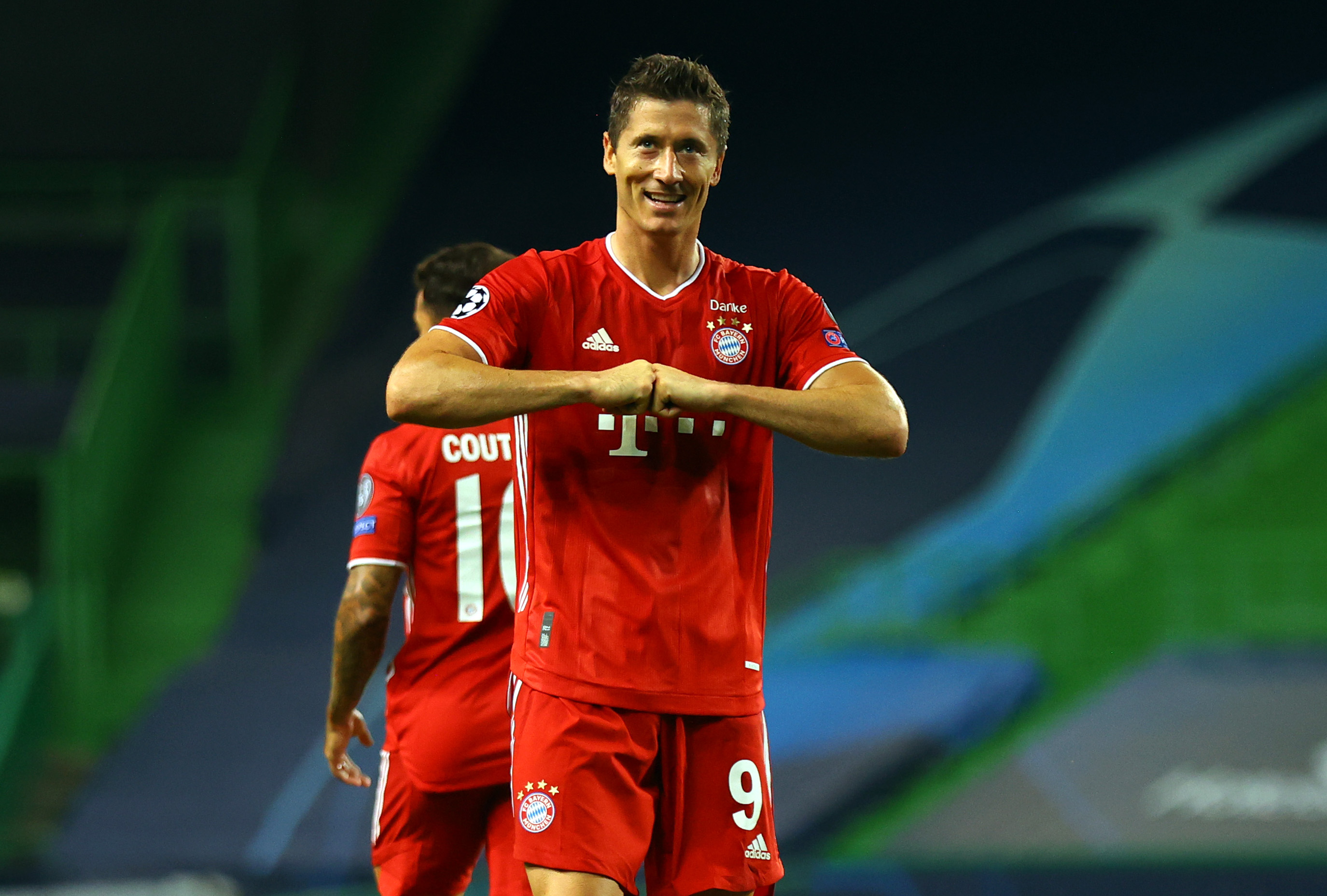Bayern zmiażdżył Schalke! Osiem bramek, hat-trick Gnabry'ego, gol i asysty Lewandowskiego [WIDEO]