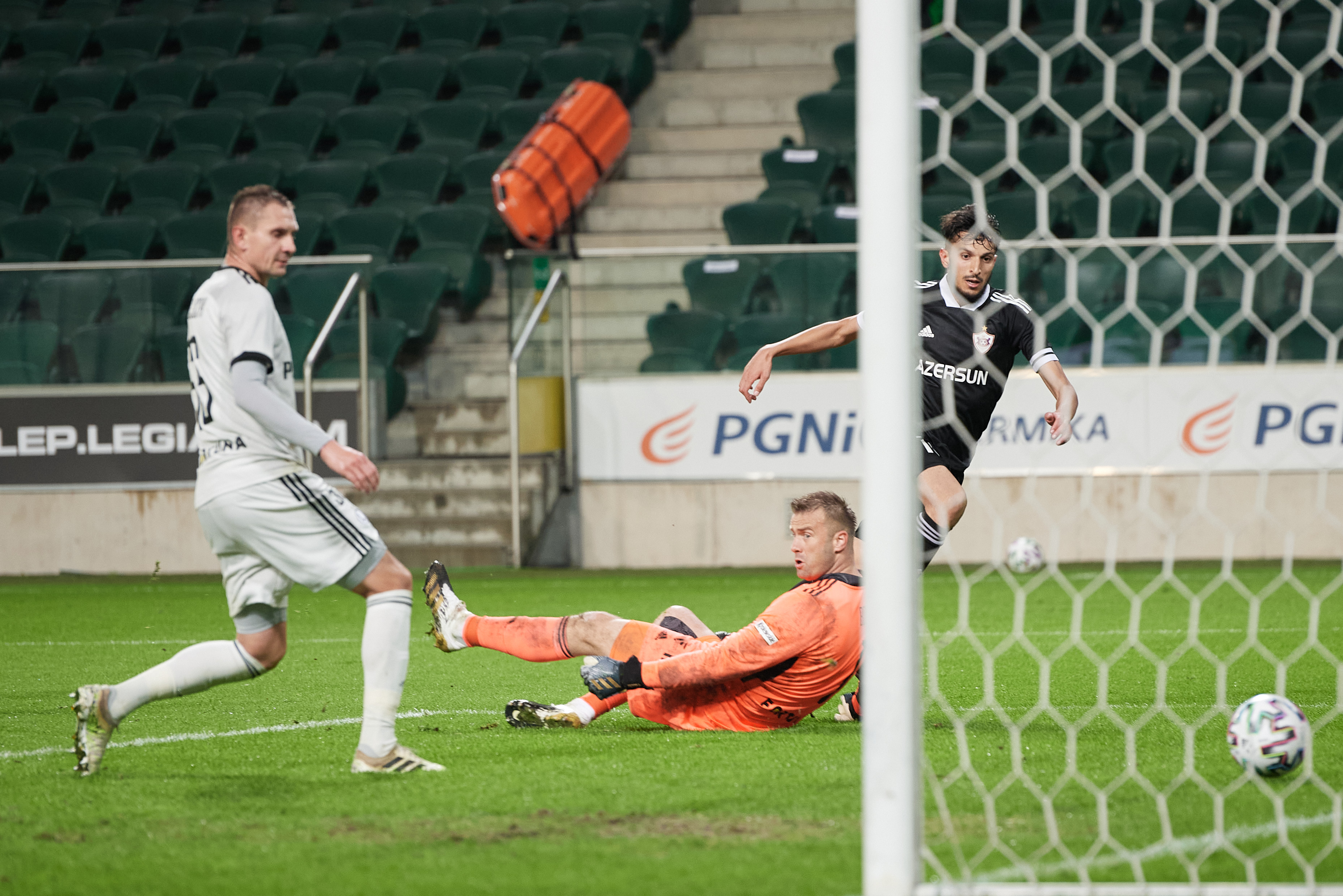 Legia Warszawa w fatalnym stylu pożegnała się z Ligą Europy. Karabach Agdam obnażył mistrzów Polski [WIDEO]