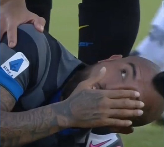 Czerwony hit Serie A. Pięściarski cios Immobile, Vidal zrobił “Busquetsa”[WIDEO] 