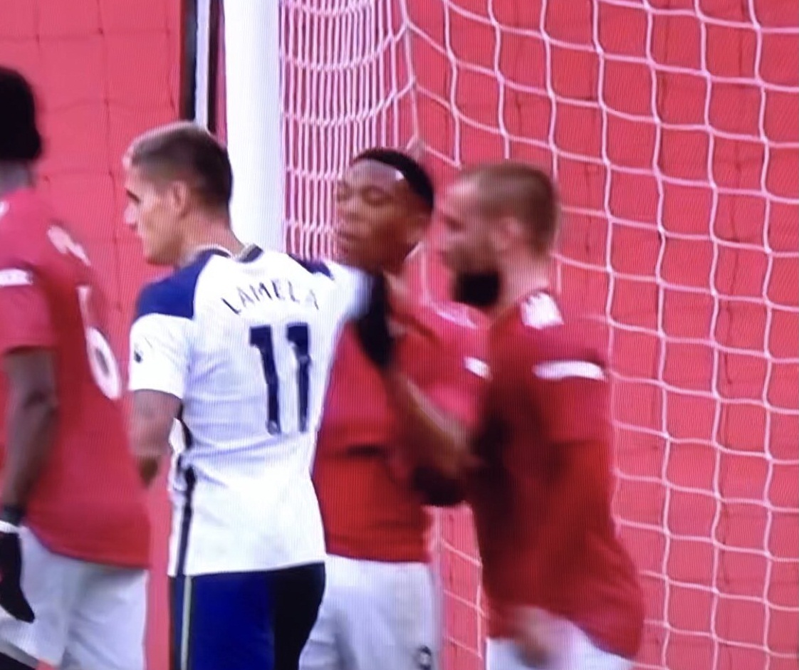 Kontrowersja sędziowska w hicie Premier League! Martial wyrzucony z boiska, sędzia oszczędził Lamelę [WIDEO]