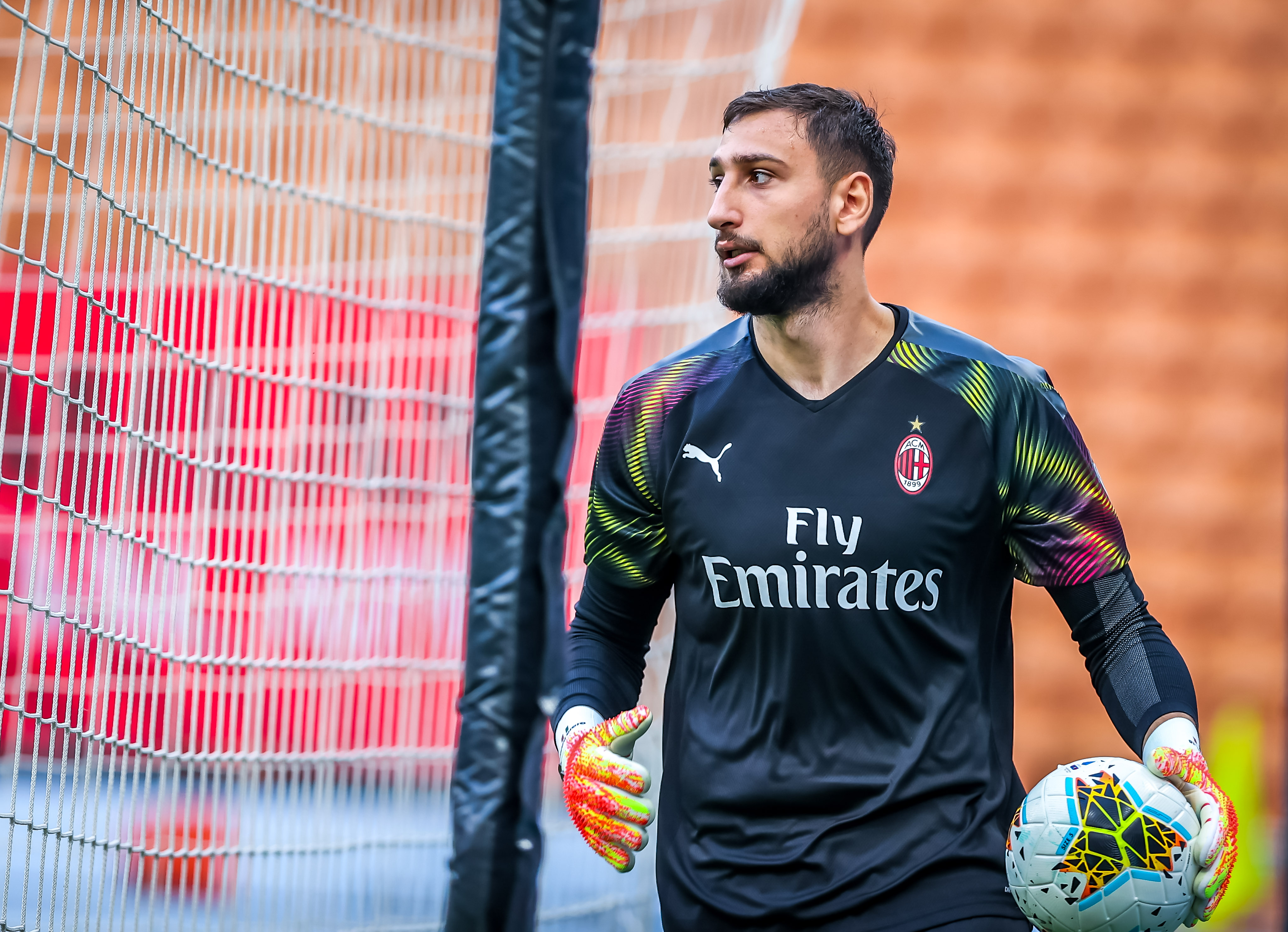 Gianluigi Donnarumma wstrzymał rozmowy z dwoma klubami. Swoją przyszłość uzależnia od jednego czynnika