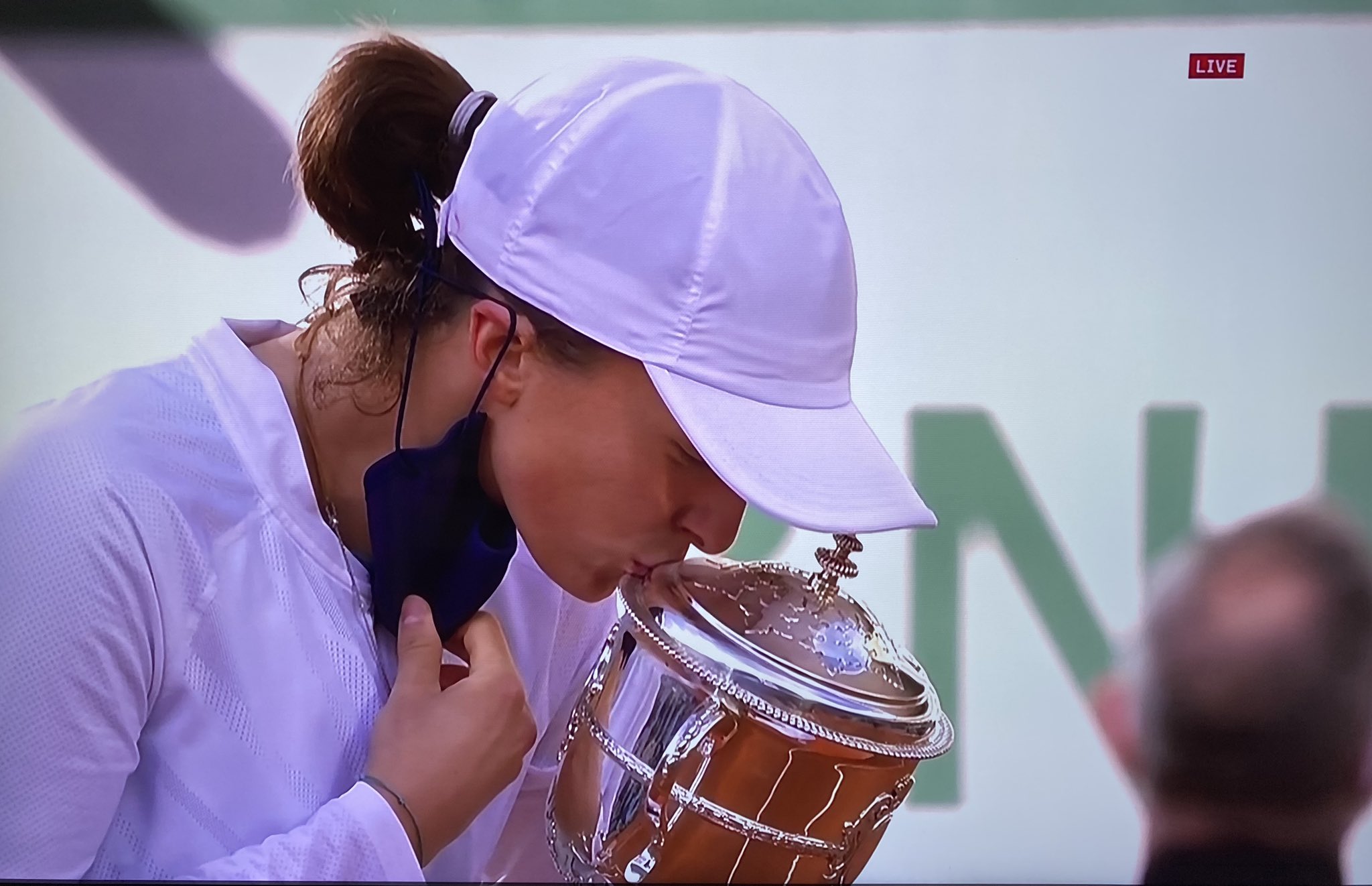 IGA ŚWIĄTEK WYGRAŁA ROLAND GARROS! NAJWIĘKSZY SUKCES W HISTORII POLSKIEGO TENISA! [WIDEO]