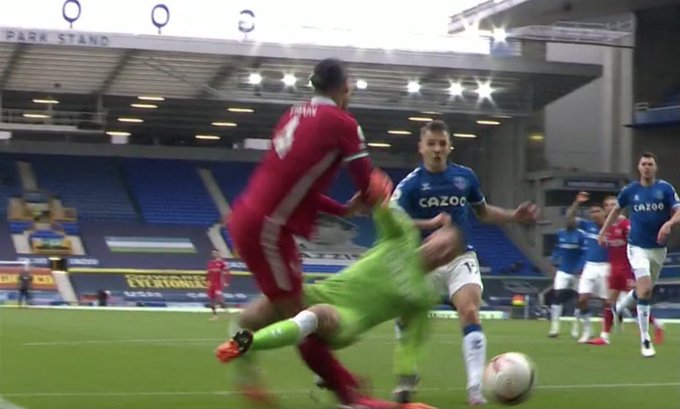 Kontuzja Virgila van Dijka! Brutalne wejście Jordana Pickforda bez konsekwencji [WIDEO]
