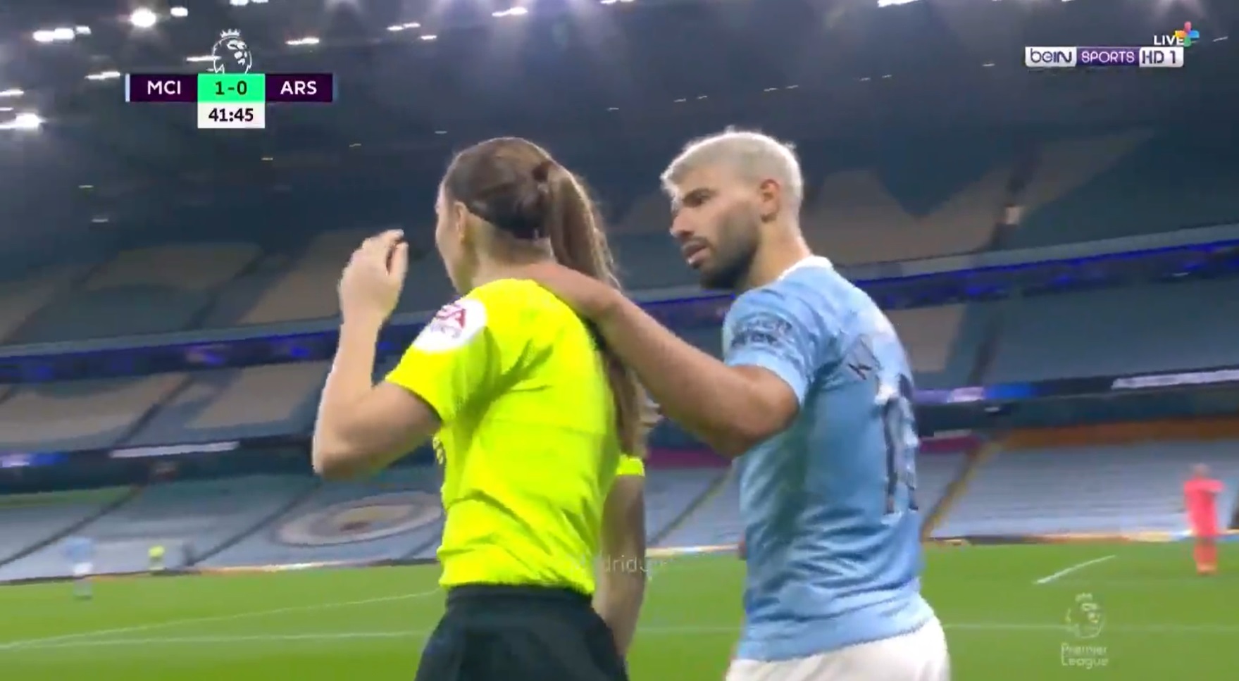 Sergio Aguero złapał sędzię liniową za szyję i wywołał burzę! "Dlaczego nie został wyrzucony?"