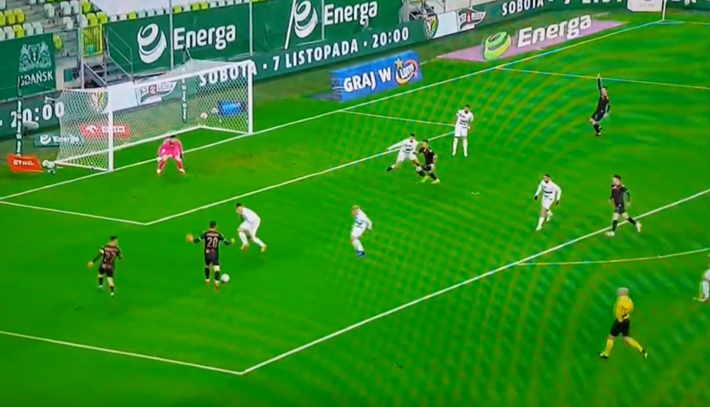 Kuriozalny gol w PKO Ekstraklasie. Piłkarz Pogoni Szczecin wynalazł "podaniostrzał" [WIDEO]