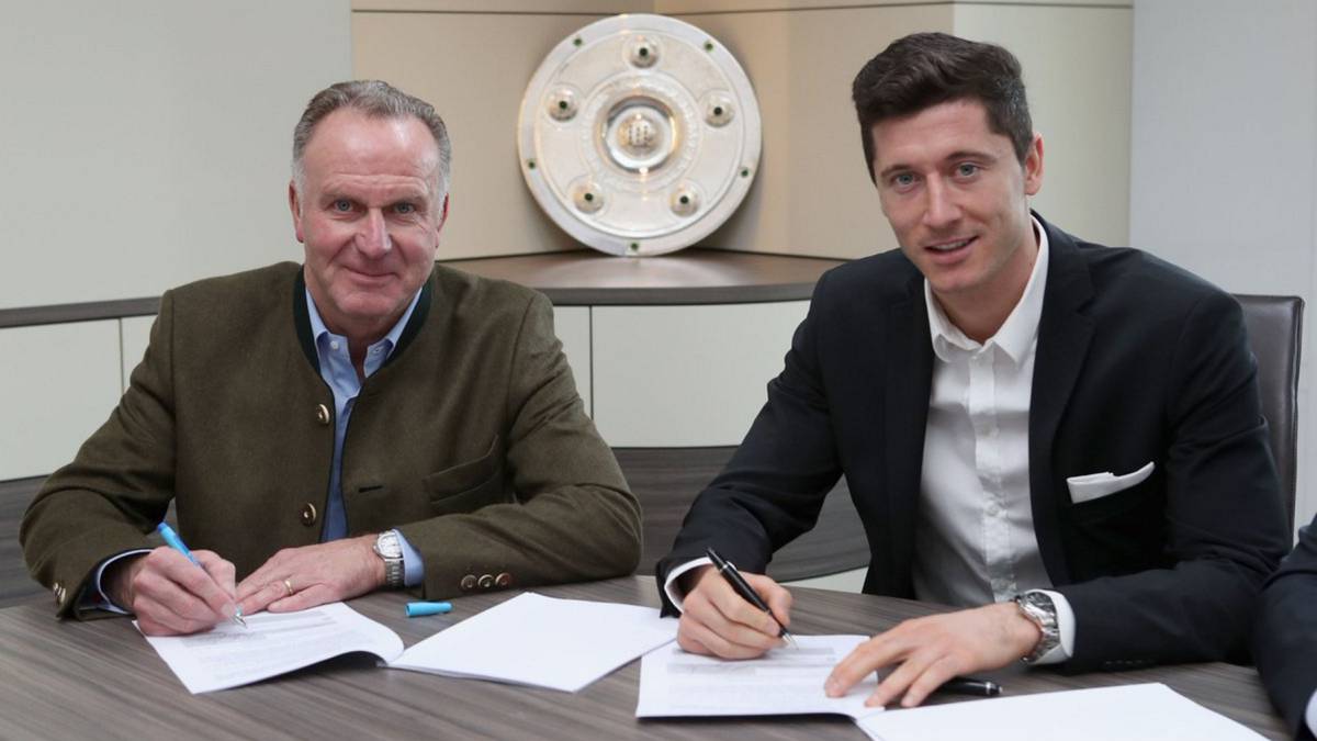 Tak Lewandowski podpisywał nową umowę z Bayernem. Z długopisem w ręce zorientował się, że został oszukany
