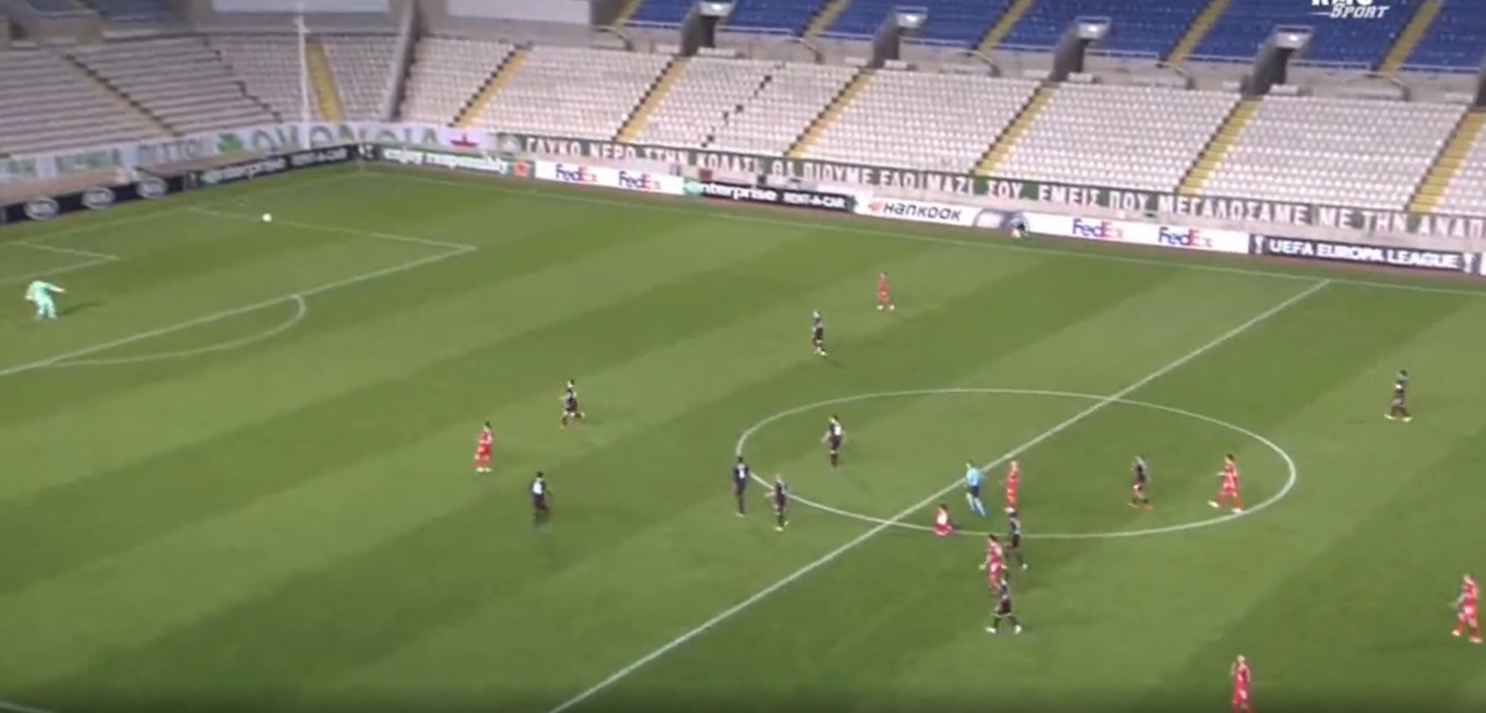 Niesamowity gol w Lidze Europy! Cudowne uderzenie z własnej połowy! [WIDEO]