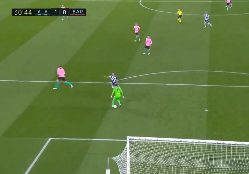 Koszmarna wpadka Neto! Bramkarz FC Barcelony popełnił kolejny błąd. "Sam sobie założył siatkę" [WIDEO]