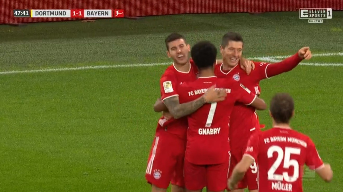 Robert Lewandowski z trzema bramkami przeciwko Borussii Dortmund. Tylko jedna została uznana! [WIDEO]