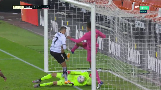 Valencia rozbiła Real Madryt! Hat-trick z karnych, kuriozalny samobój Varane'a, piękny gol Benzemy [WIDEO]
