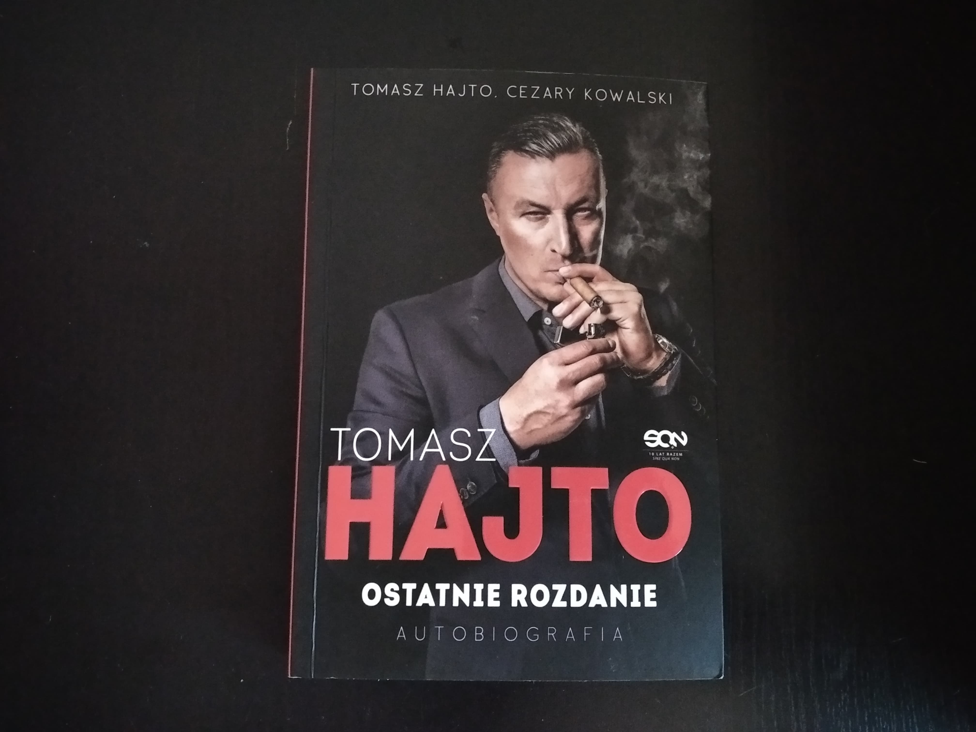 “Ostatnie rozdanie”: Hajto strzela w powietrze, ale nie spłycajmy tej książki do “baby na pasach” [RECENZJA]