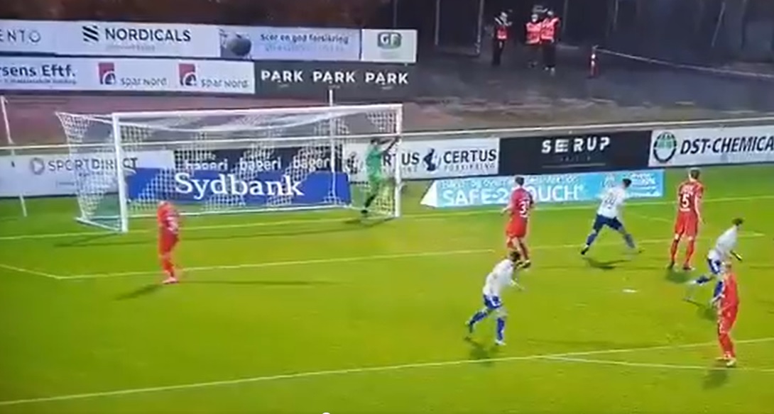 Koszmarna interwencja Kamila Grabary! Polski golkiper popełnił fatalny błąd. "Dyrektor cyrku" [WIDEO]