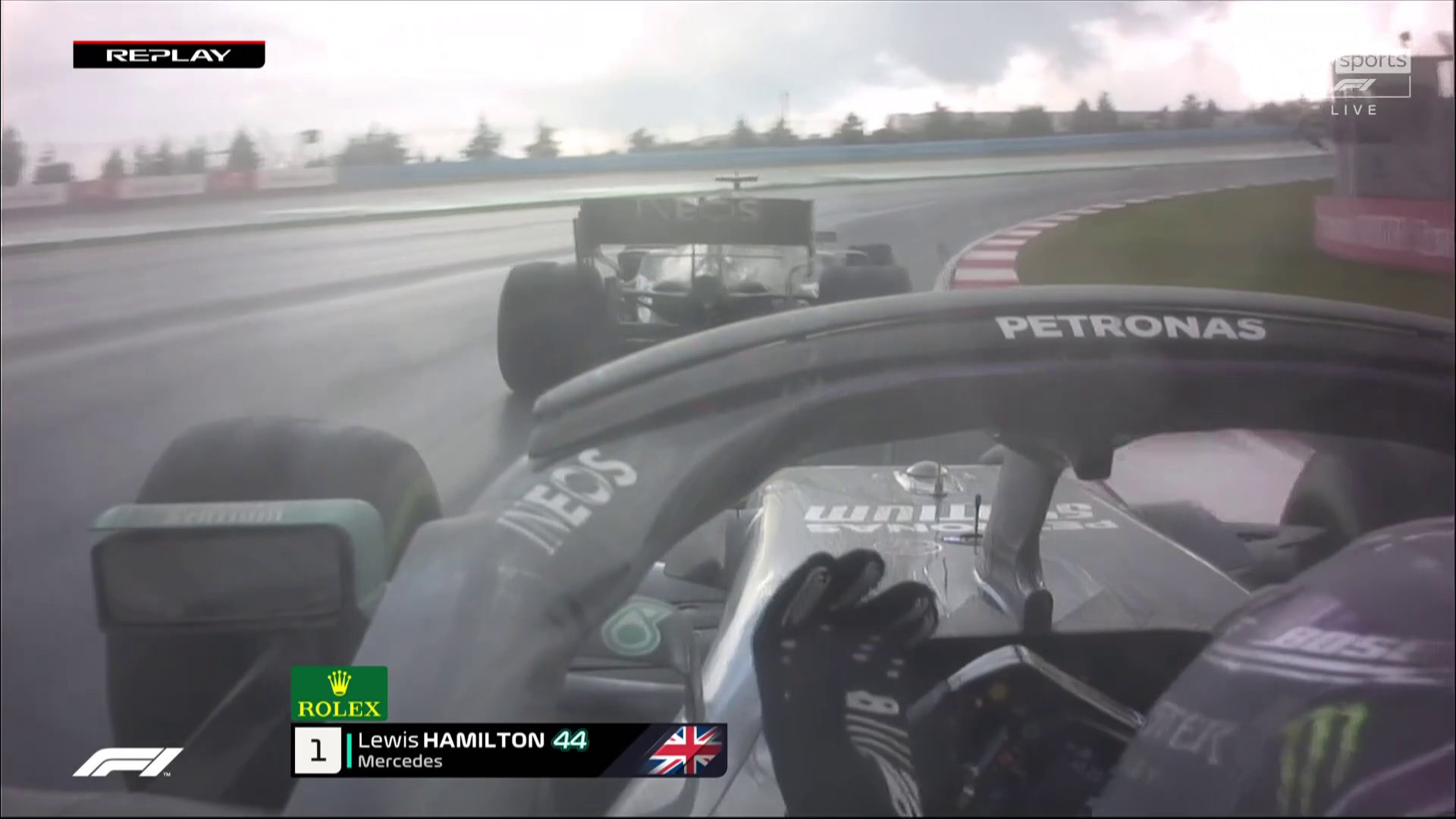 Lewis Hamilton najlepszy na mokrym torze w Turcji. Brytyjczyk z mistrzowskim tytułem! Wyrównał rekord [WIDEO]
