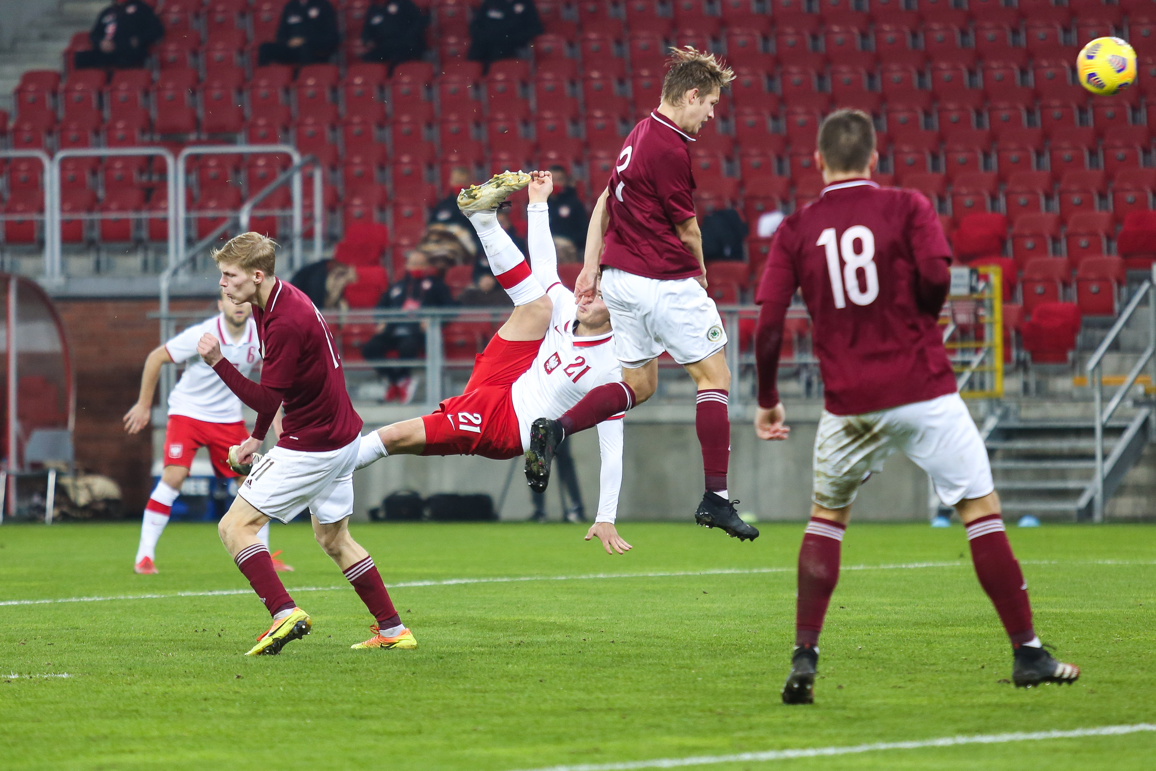 Fenomenalny gol Bartosza Białka! Polska młodzieżówka wygrała z Łotwą i czeka na cud [WIDEO]
