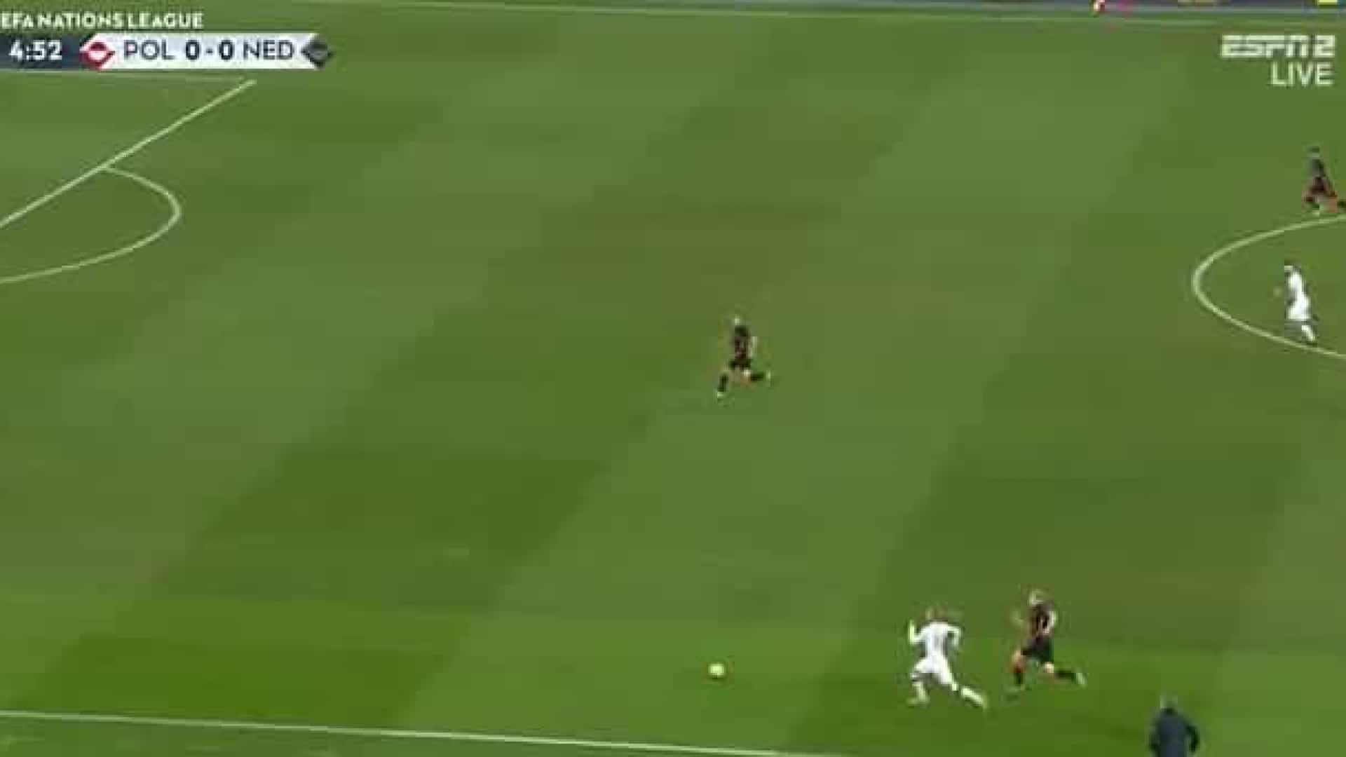Co za rajd Kamila Jóźwiaka! Skrzydłowy "zabawił się w Maradonę" i zdobył debiutanckiego gola w kadrze [WIDEO]
