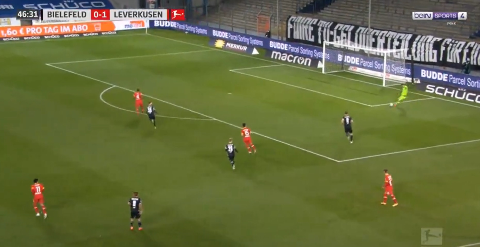 Kuriozalny gol bramkarza Bayeru Leverkusen! Lukas Hradecky "zrobił Boruca". "Samobój stulecia" [WIDEO]