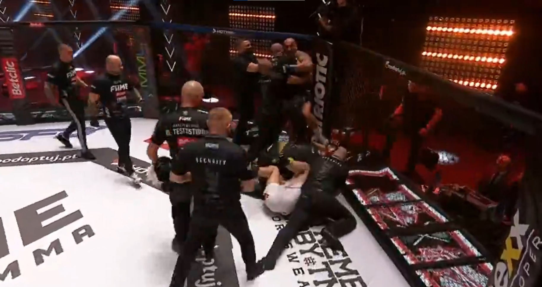 Marcin Najman zdyskwalifikowany na FAME MMA 8! Walka nie trwała nawet minuty [WIDEO]