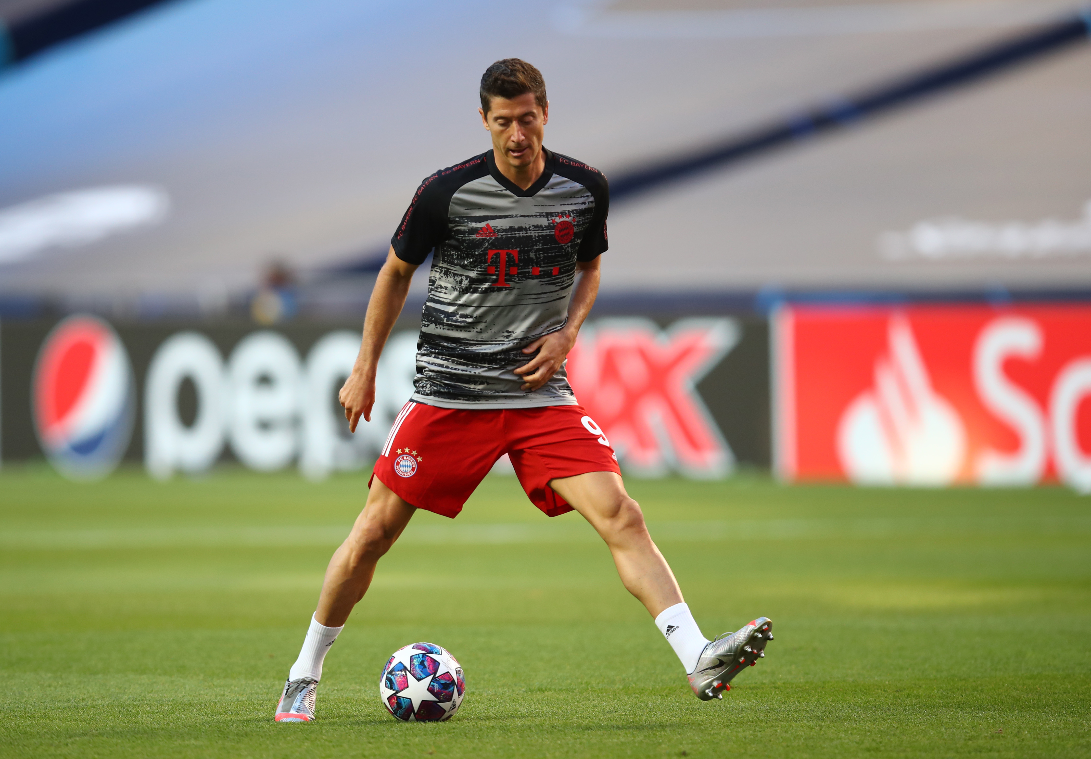 "Robert Lewandowski jest niedoceniany". Były piłkarz porównał Polaka z Messim i Ronaldo