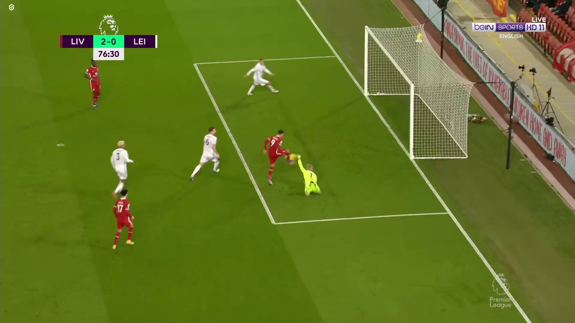Dwa słupki, piłka wybita z linii bramkowej i nie ma gola! Nieprawdopodobna akcja Liverpoolu [WIDEO]