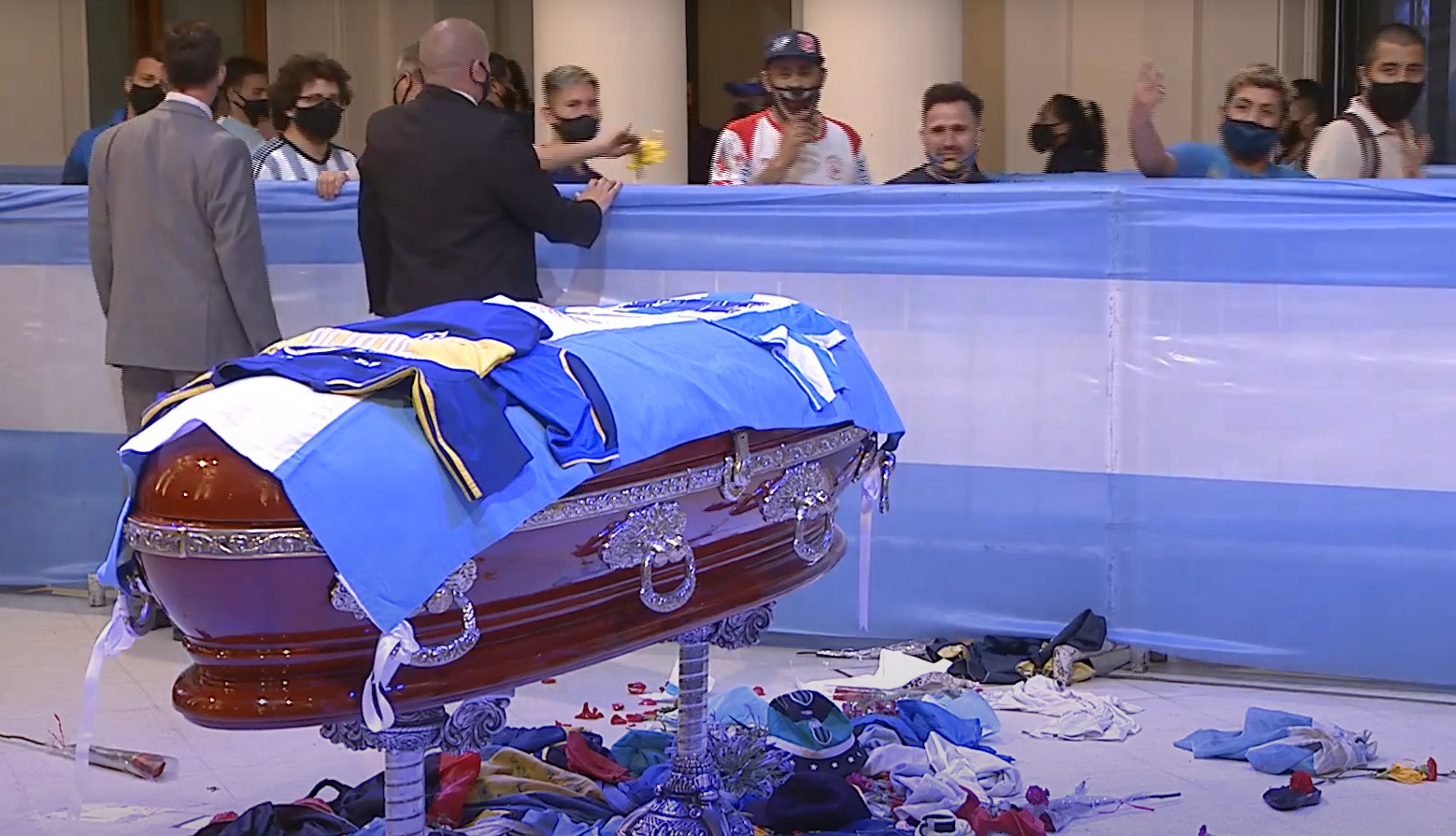 Tak Argentyńczycy żegnają Diego Maradonę. Poruszające sceny przed trumną z ciałem byłego piłkarza [WIDEO]