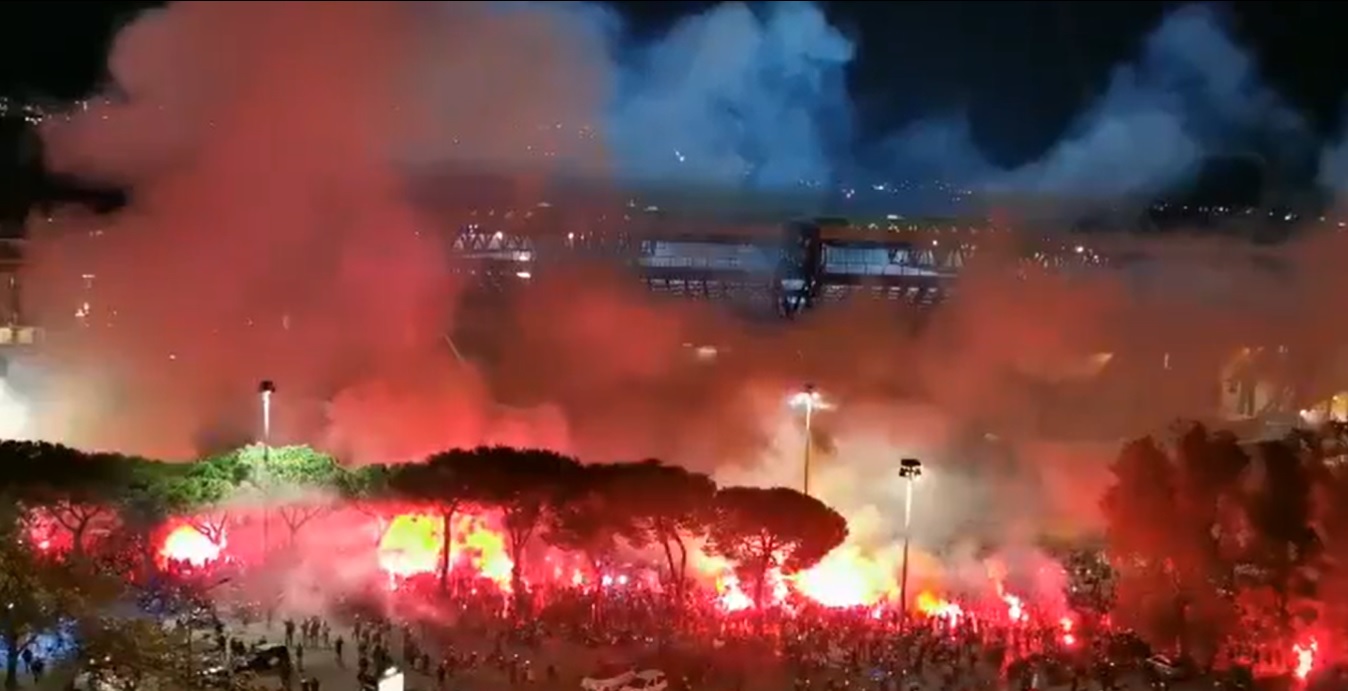 Wzruszające chwile przed meczem Napoli w Lidze Europy. Wyjątkowy hołd dla Diego Maradony [WIDEO]
