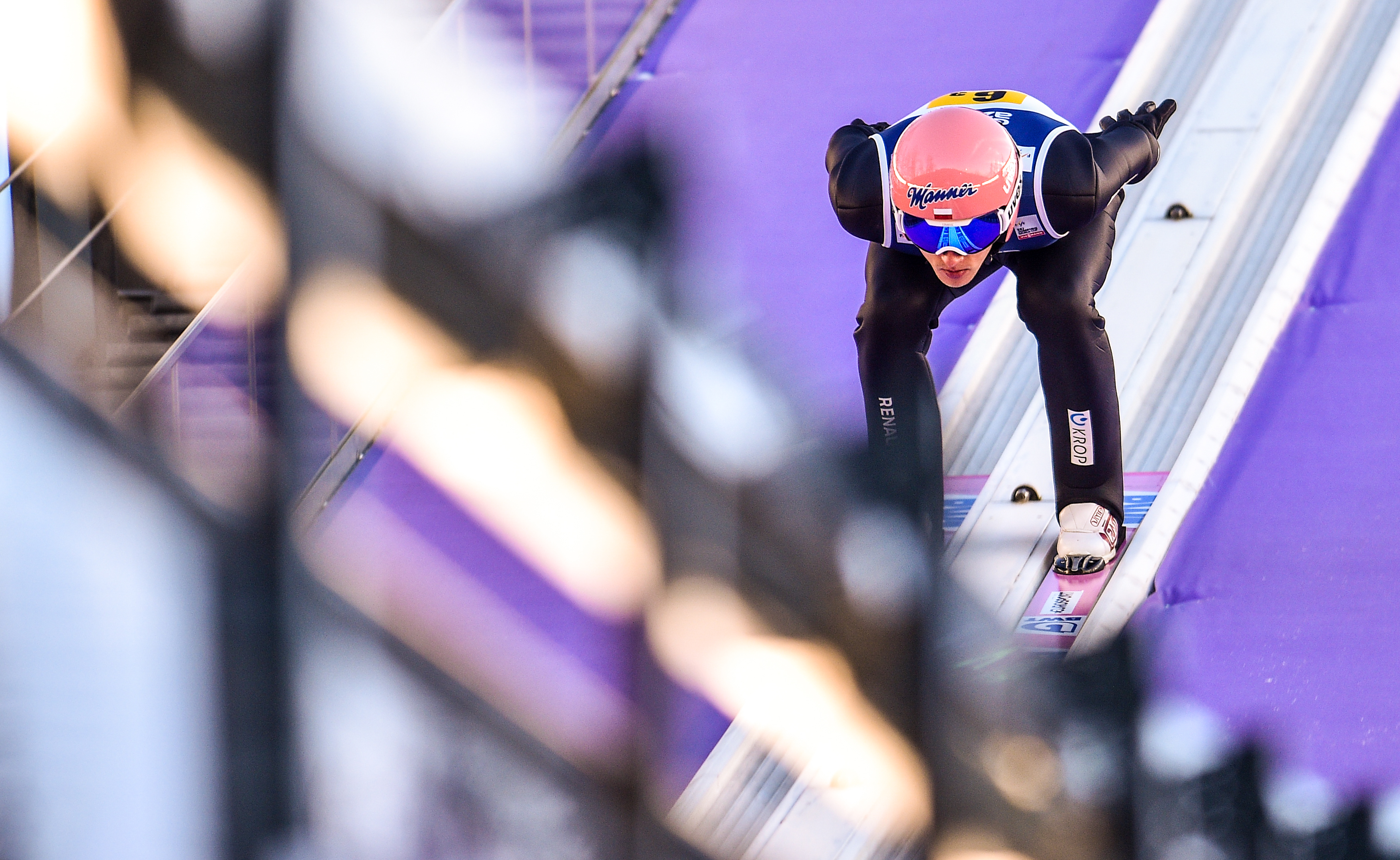 Dawid Kubacki czwarty w serii próbnej w Engelbergu. Kamil Stoch w drugiej dziesiątce [WIDEO]